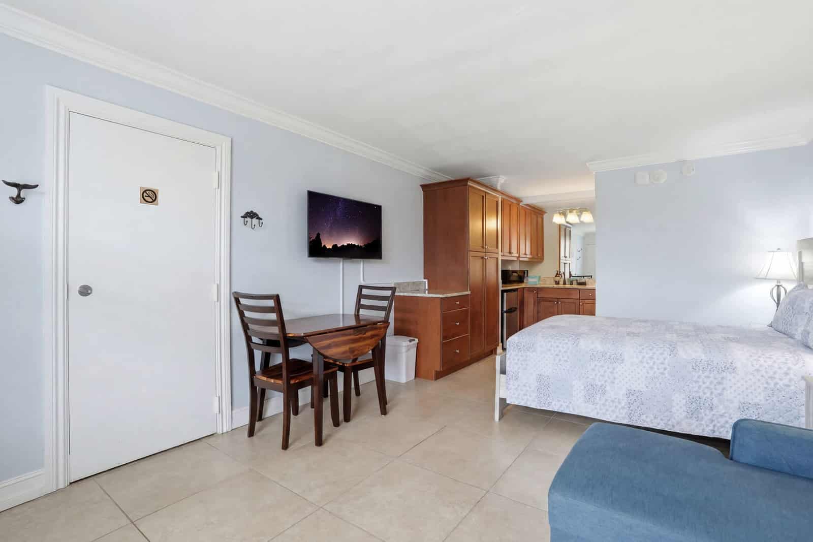 Studio vacation rental with a kitchenette and dining area in Naples, FL